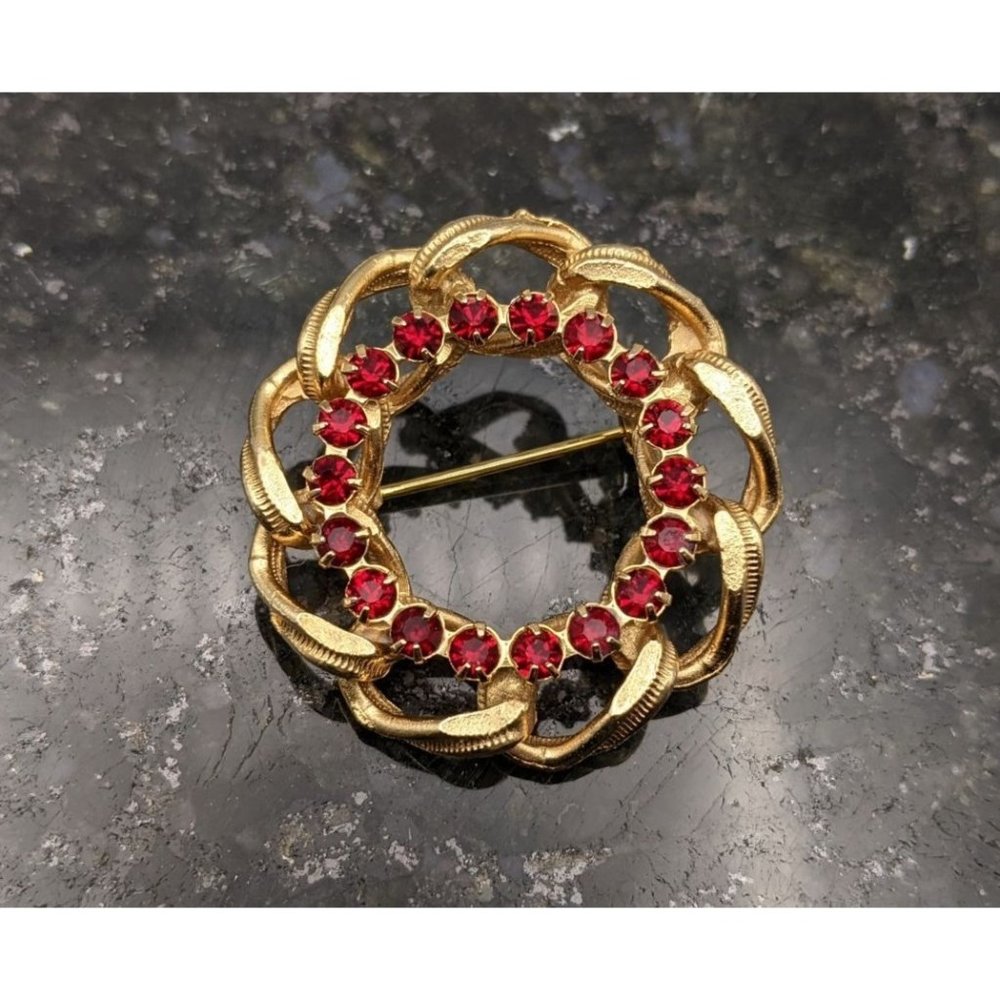 Vintage Gold Tone Brooch Chain Link Wreath Circle Pin Red Rhinestones